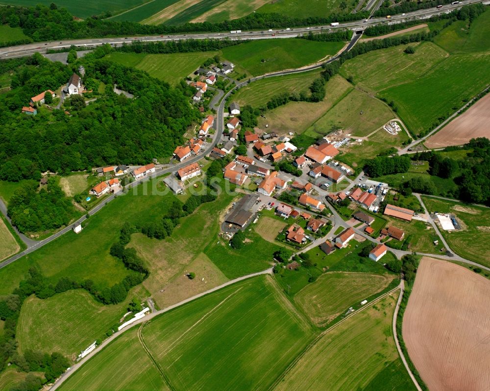 Saasen von oben - Dorfkern am Feldrand in Saasen im Bundesland Hessen, Deutschland