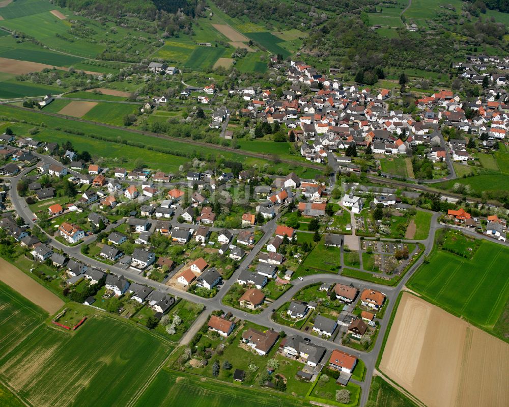 Luftbild Saasen - Dorfkern am Feldrand in Saasen im Bundesland Hessen, Deutschland