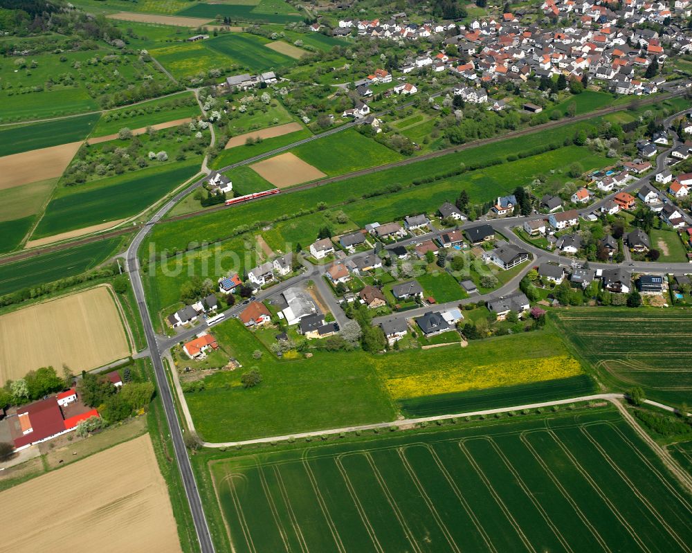 Luftaufnahme Saasen - Dorfkern am Feldrand in Saasen im Bundesland Hessen, Deutschland