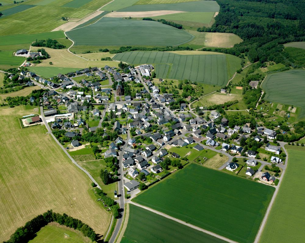 Sabershausen aus der Vogelperspektive: Dorfkern am Feldrand in Sabershausen im Bundesland Rheinland-Pfalz, Deutschland