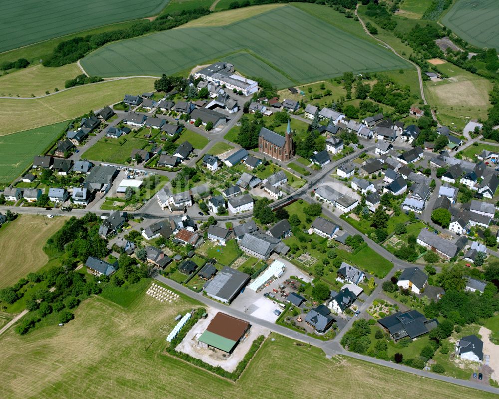 Luftaufnahme Sabershausen - Dorfkern am Feldrand in Sabershausen im Bundesland Rheinland-Pfalz, Deutschland