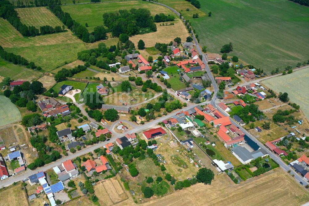 Luftaufnahme Sachau - Dorfkern am Feldrand in Sachau im Bundesland Sachsen-Anhalt, Deutschland