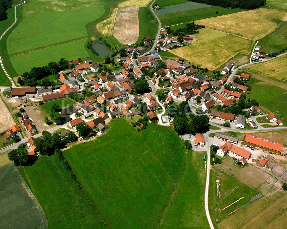 Sachsbach von oben - Dorfkern am Feldrand in Sachsbach im Bundesland Bayern, Deutschland