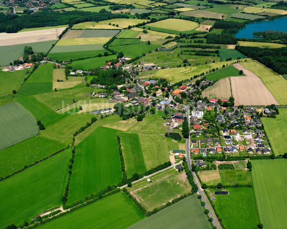 Sahms von oben - Dorfkern am Feldrand in Sahms im Bundesland Schleswig-Holstein, Deutschland