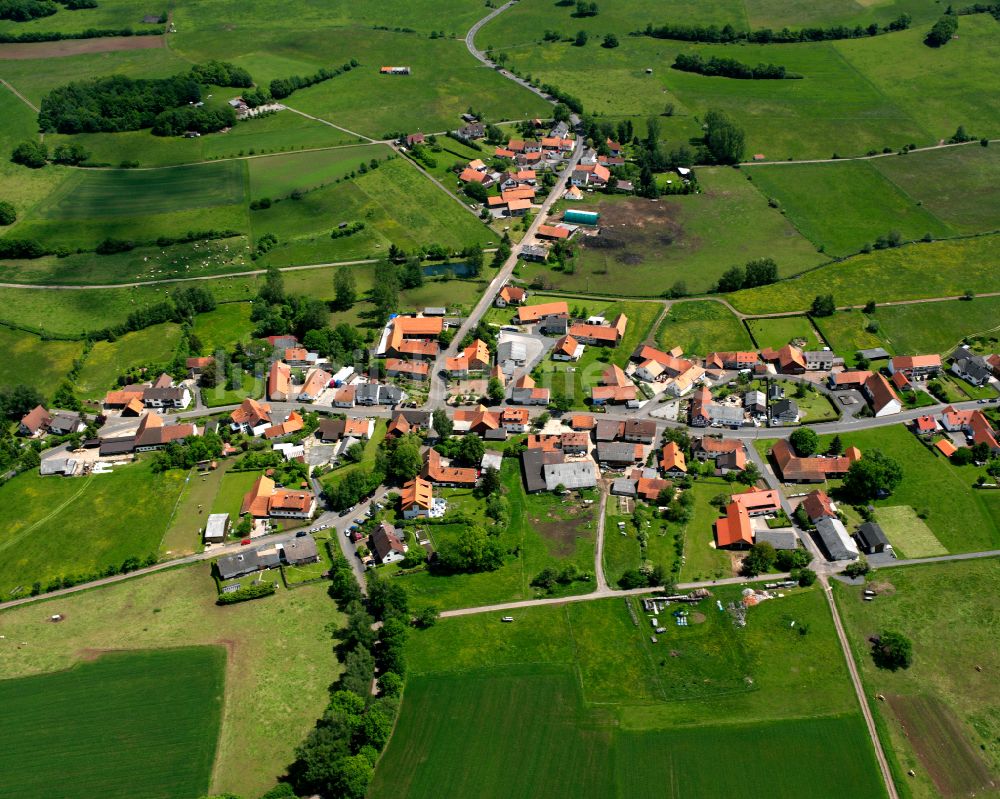 Salz aus der Vogelperspektive: Dorfkern am Feldrand in Salz im Bundesland Hessen, Deutschland