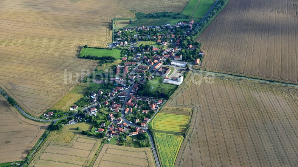 Sambleben aus der Vogelperspektive: Dorfkern am Feldrand in Sambleben im Bundesland Niedersachsen, Deutschland