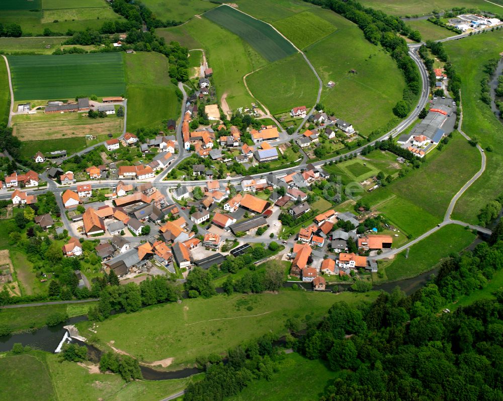 Sandlofs aus der Vogelperspektive: Dorfkern am Feldrand in Sandlofs im Bundesland Hessen, Deutschland