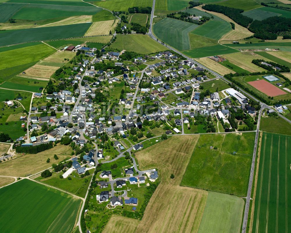 Sargenroth aus der Vogelperspektive: Dorfkern am Feldrand in Sargenroth im Bundesland Rheinland-Pfalz, Deutschland