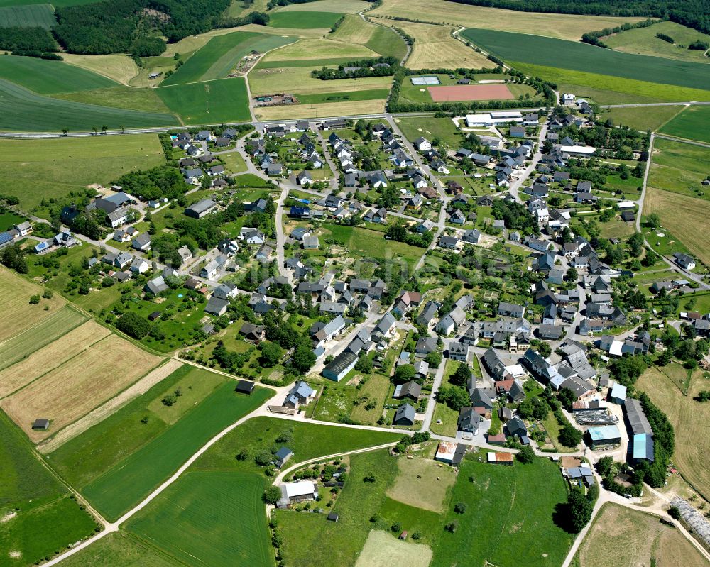 Sargenroth von oben - Dorfkern am Feldrand in Sargenroth im Bundesland Rheinland-Pfalz, Deutschland