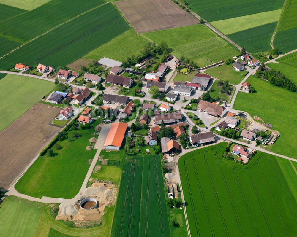 Sattenbeuren aus der Vogelperspektive: Dorfkern am Feldrand in Sattenbeuren im Bundesland Baden-Württemberg, Deutschland