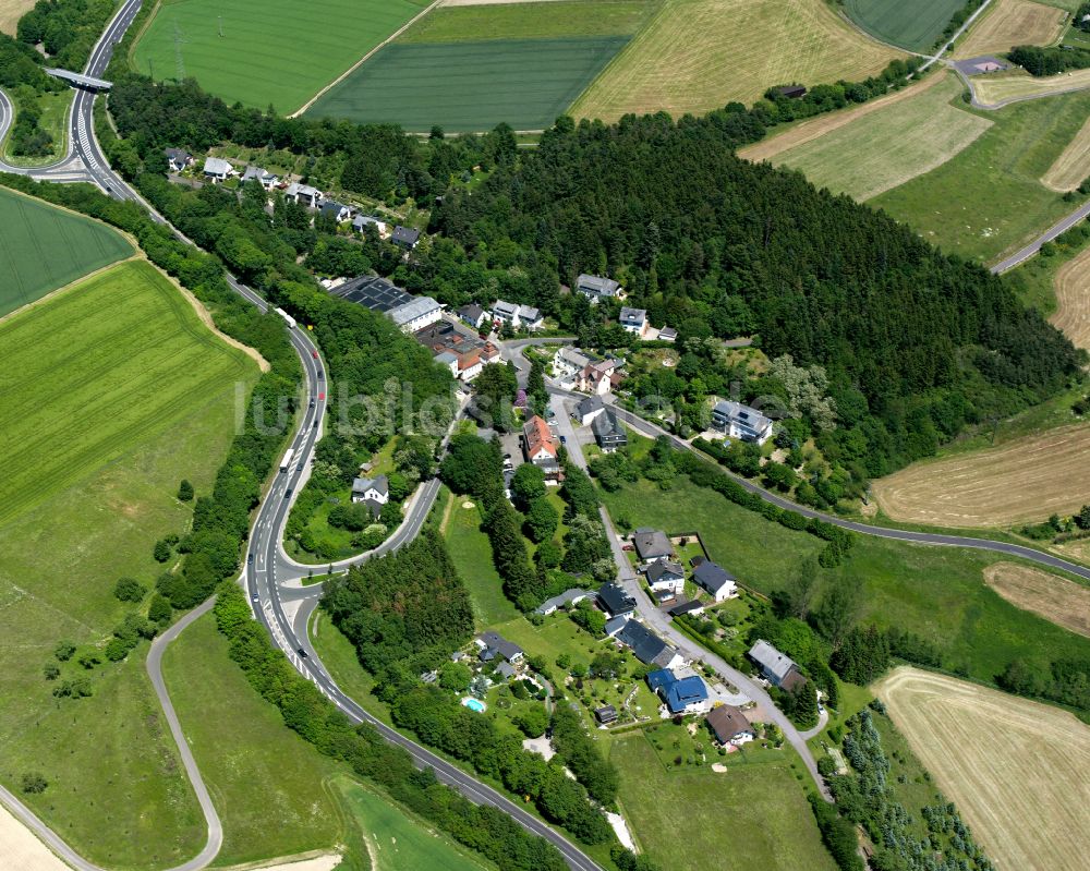 Luftaufnahme Sauerbrunnen - Dorfkern am Feldrand in Sauerbrunnen im Bundesland Rheinland-Pfalz, Deutschland