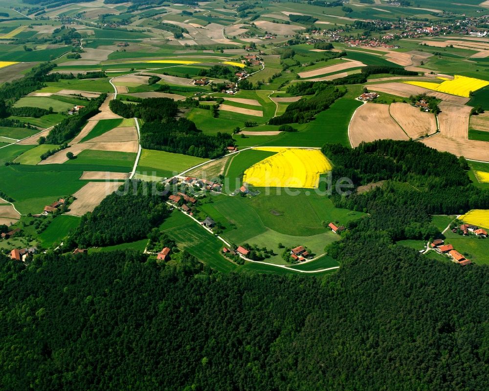 Schacha aus der Vogelperspektive: Dorfkern am Feldrand in Schacha im Bundesland Bayern, Deutschland