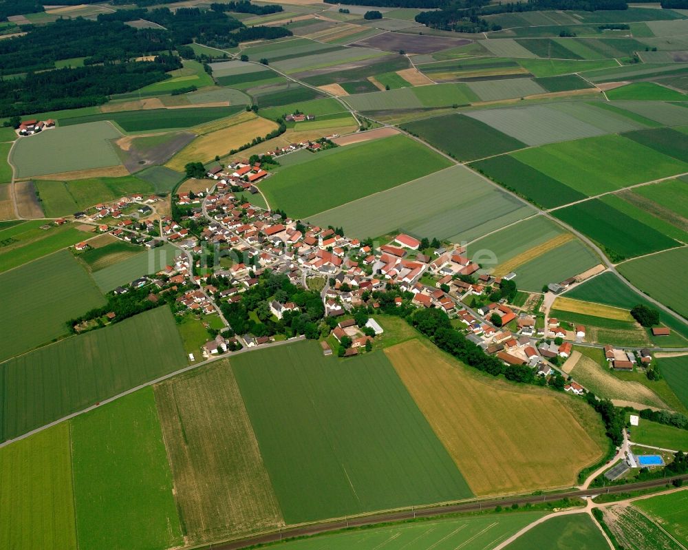 Schambach aus der Vogelperspektive: Dorfkern am Feldrand in Schambach im Bundesland Bayern, Deutschland