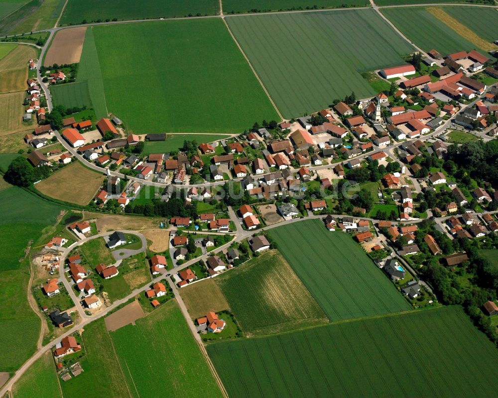 Schambach von oben - Dorfkern am Feldrand in Schambach im Bundesland Bayern, Deutschland