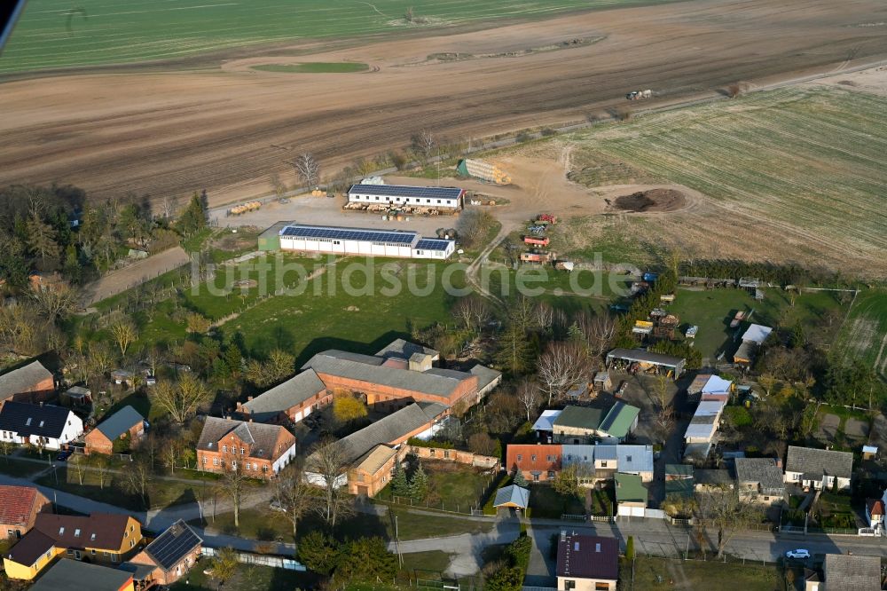 Schapow aus der Vogelperspektive: Dorfkern am Feldrand in Schapow im Bundesland Brandenburg, Deutschland