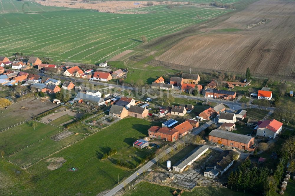 Schapow von oben - Dorfkern am Feldrand in Schapow im Bundesland Brandenburg, Deutschland