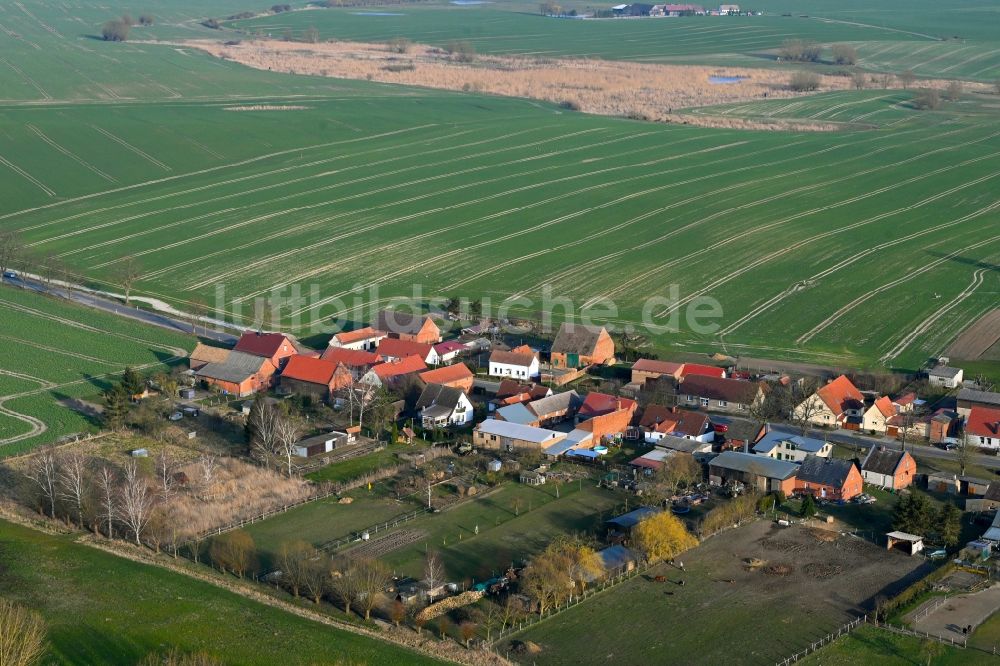 Schapow aus der Vogelperspektive: Dorfkern am Feldrand in Schapow im Bundesland Brandenburg, Deutschland