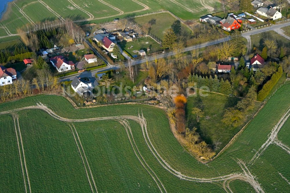 Schapow aus der Vogelperspektive: Dorfkern am Feldrand in Schapow im Bundesland Brandenburg, Deutschland