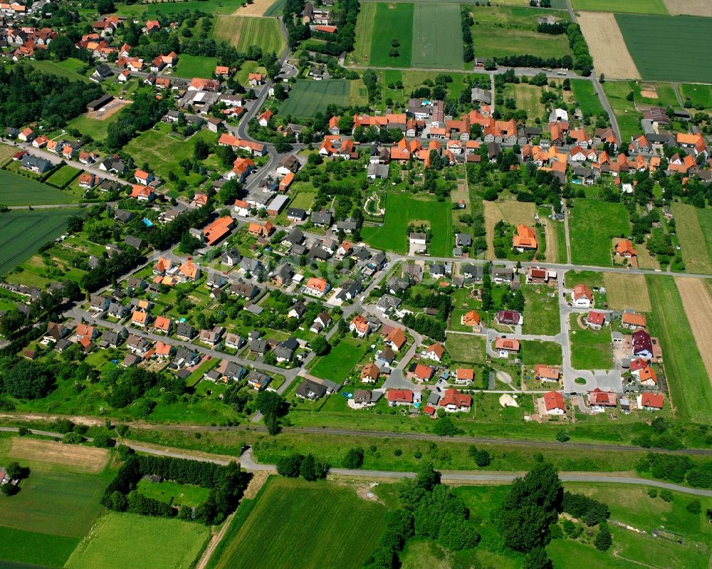 Scheden von oben - Dorfkern am Feldrand in Scheden im Bundesland Niedersachsen, Deutschland