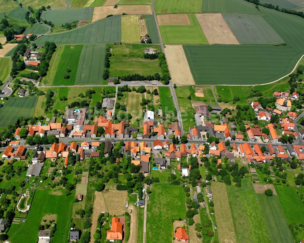 Scheden aus der Vogelperspektive: Dorfkern am Feldrand in Scheden im Bundesland Niedersachsen, Deutschland