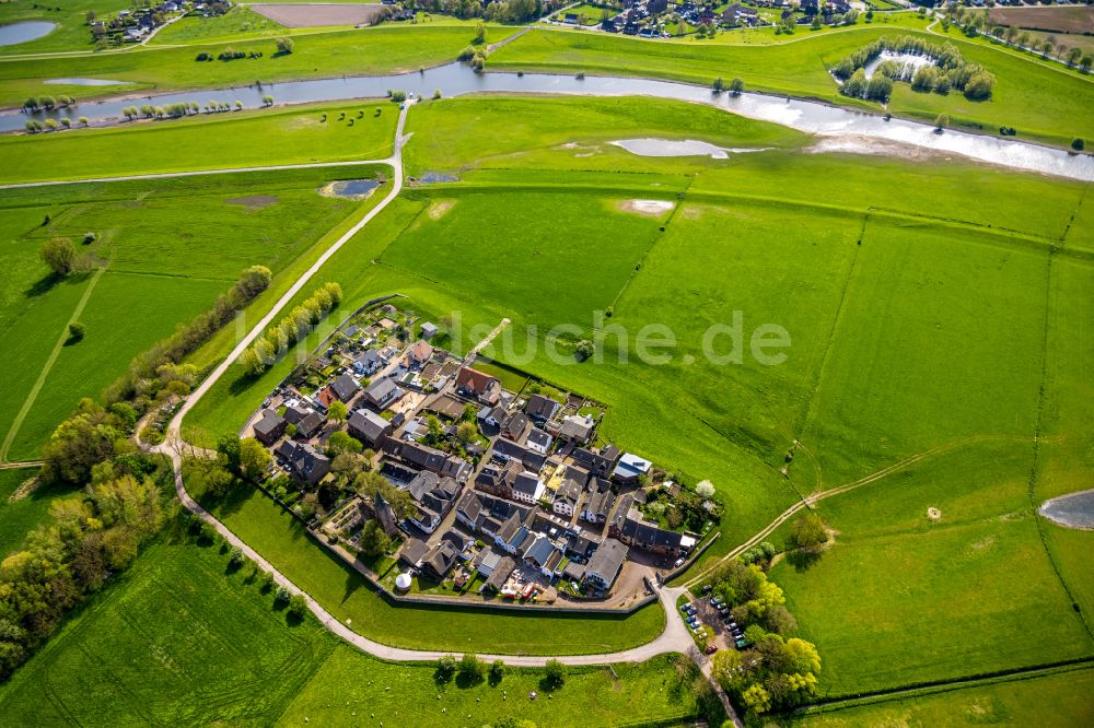 Schenkenschanz von oben - Dorfkern am Feldrand in Schenkenschanz im Bundesland Nordrhein-Westfalen, Deutschland