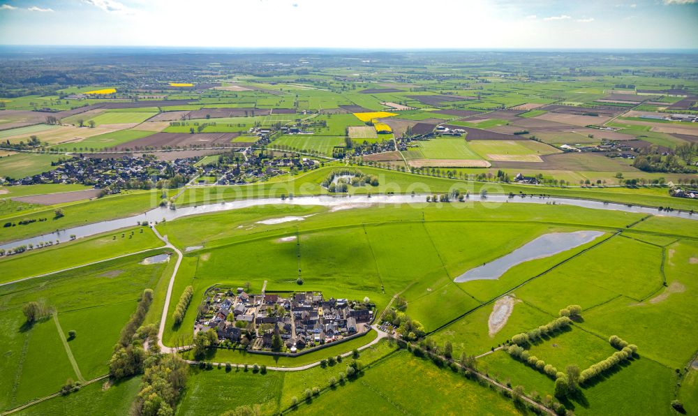 Schenkenschanz aus der Vogelperspektive: Dorfkern am Feldrand in Schenkenschanz im Bundesland Nordrhein-Westfalen, Deutschland