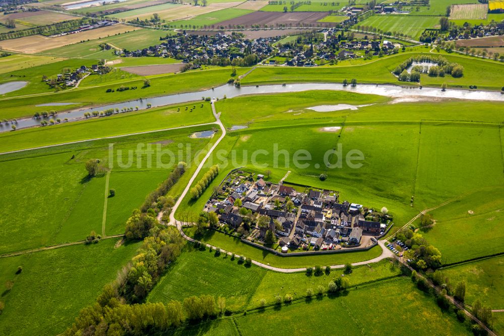 Luftaufnahme Schenkenschanz - Dorfkern am Feldrand in Schenkenschanz im Bundesland Nordrhein-Westfalen, Deutschland