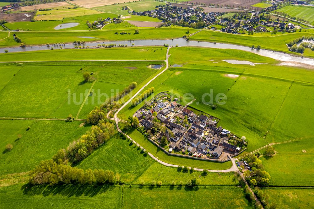 Schenkenschanz von oben - Dorfkern am Feldrand in Schenkenschanz im Bundesland Nordrhein-Westfalen, Deutschland