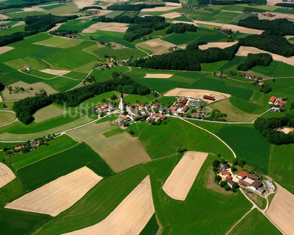 Luftaufnahme Schildthurn - Dorfkern am Feldrand in Schildthurn im Bundesland Bayern, Deutschland