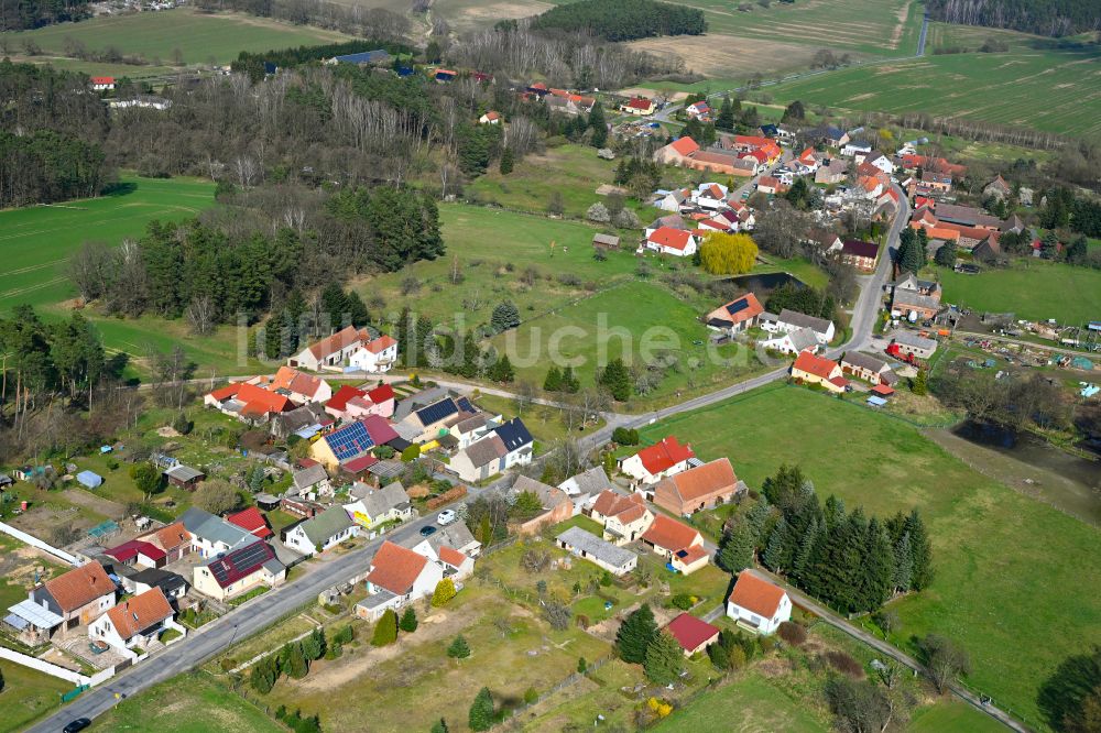 Luftaufnahme Schlamau - Dorfkern am Feldrand in Schlamau im Bundesland Brandenburg, Deutschland