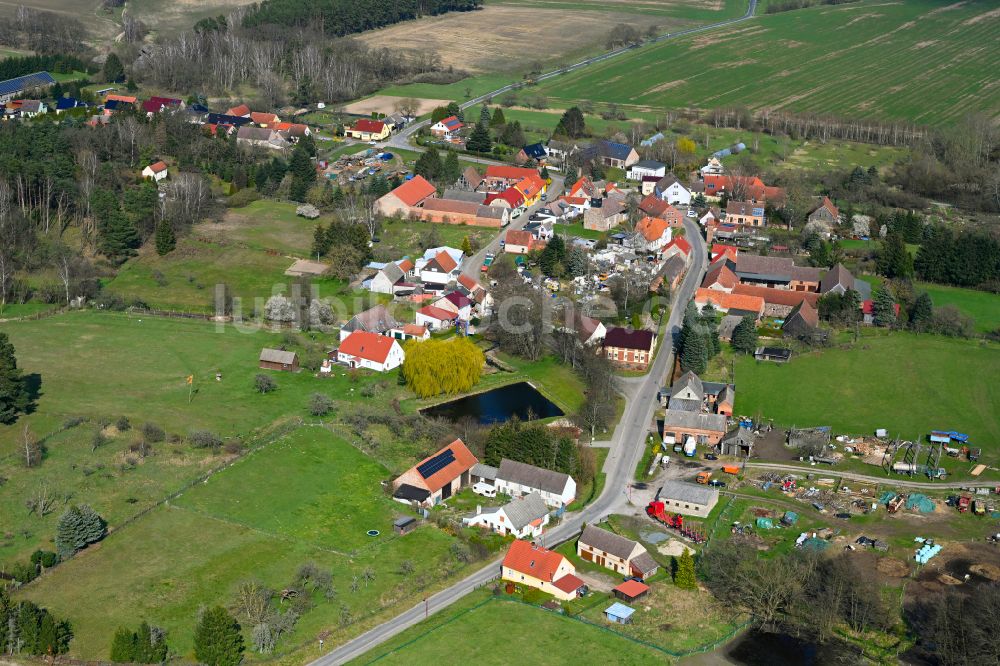 Schlamau von oben - Dorfkern am Feldrand in Schlamau im Bundesland Brandenburg, Deutschland