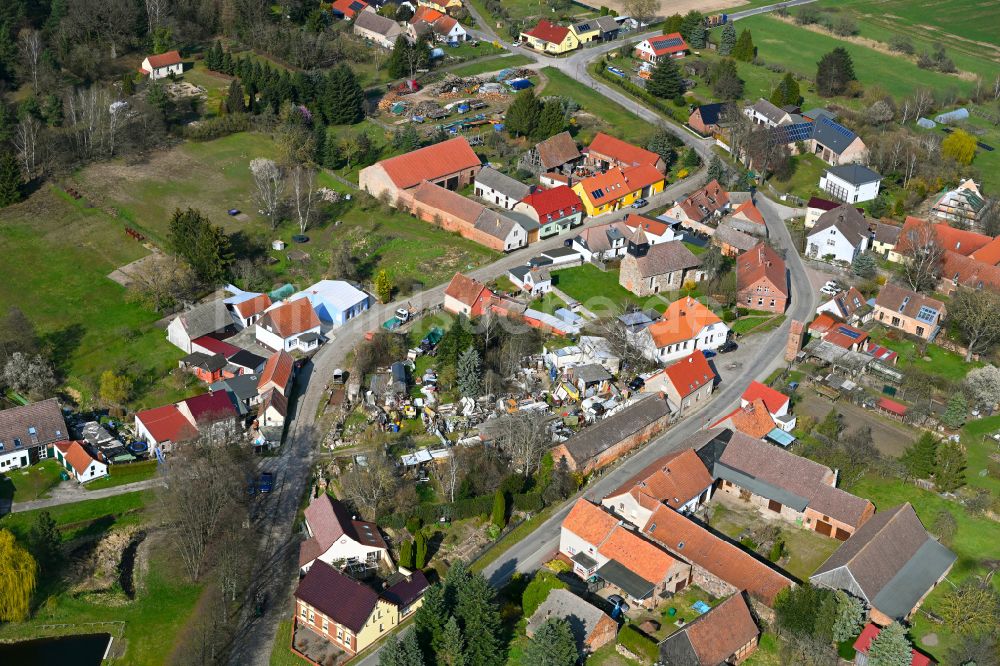 Schlamau aus der Vogelperspektive: Dorfkern am Feldrand in Schlamau im Bundesland Brandenburg, Deutschland