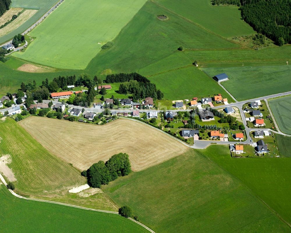 Luftaufnahme Schlegel - Dorfkern am Feldrand in Schlegel im Bundesland Bayern, Deutschland