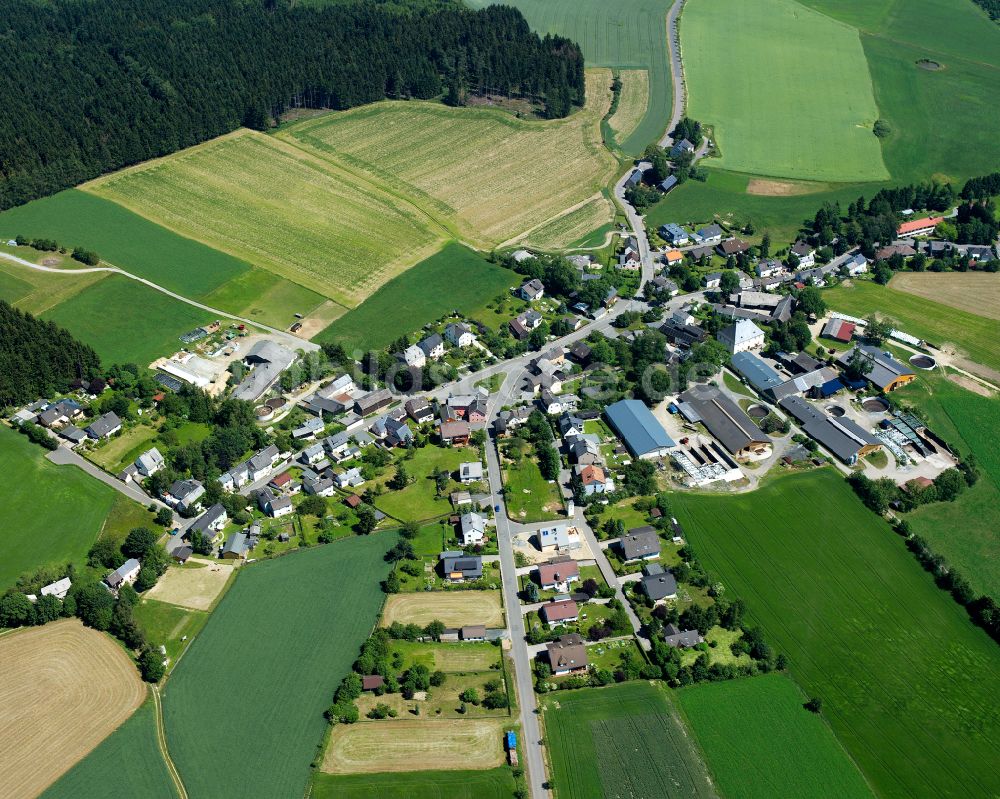 Schlegel von oben - Dorfkern am Feldrand in Schlegel im Bundesland Bayern, Deutschland