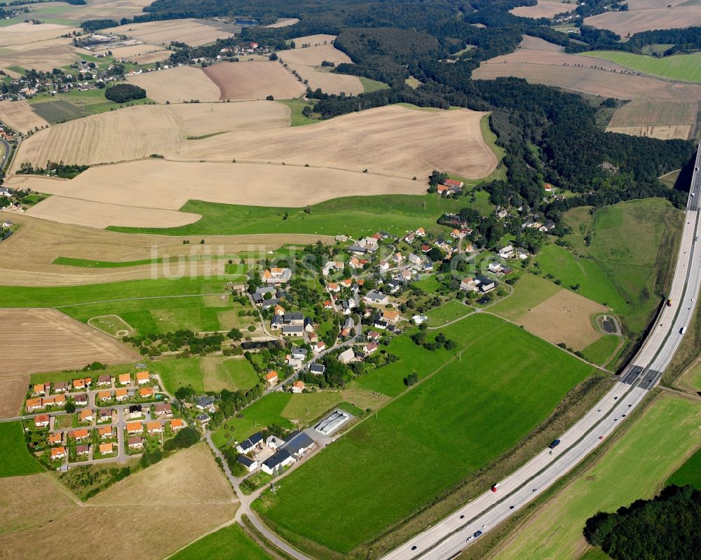Schlegel von oben - Dorfkern am Feldrand in Schlegel im Bundesland Sachsen, Deutschland