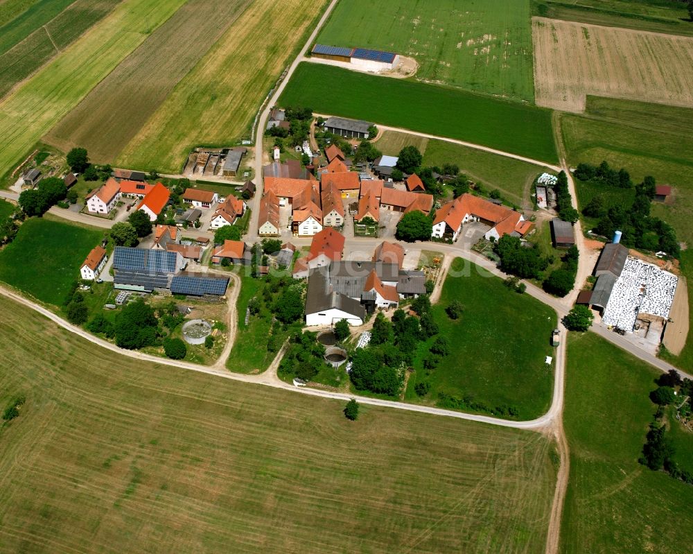 Schlierberg von oben - Dorfkern am Feldrand in Schlierberg im Bundesland Bayern, Deutschland