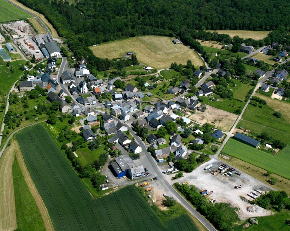 Schlierschied aus der Vogelperspektive: Dorfkern am Feldrand in Schlierschied im Bundesland Rheinland-Pfalz, Deutschland