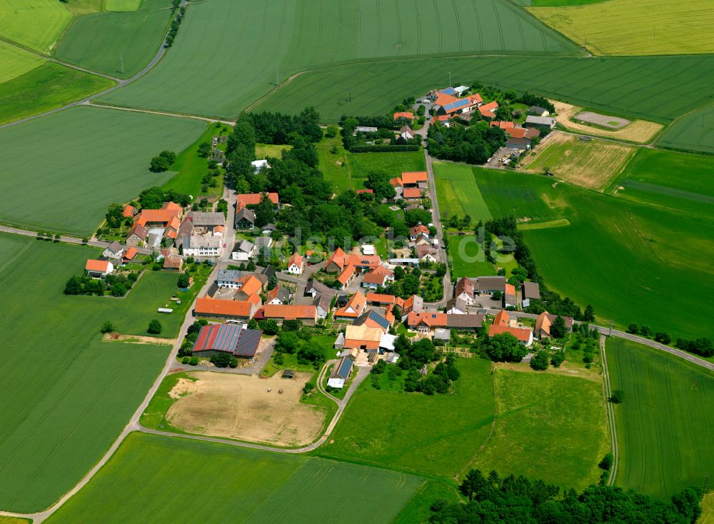 Schmalfelderhof aus der Vogelperspektive: Dorfkern am Feldrand in Schmalfelderhof im Bundesland Rheinland-Pfalz, Deutschland