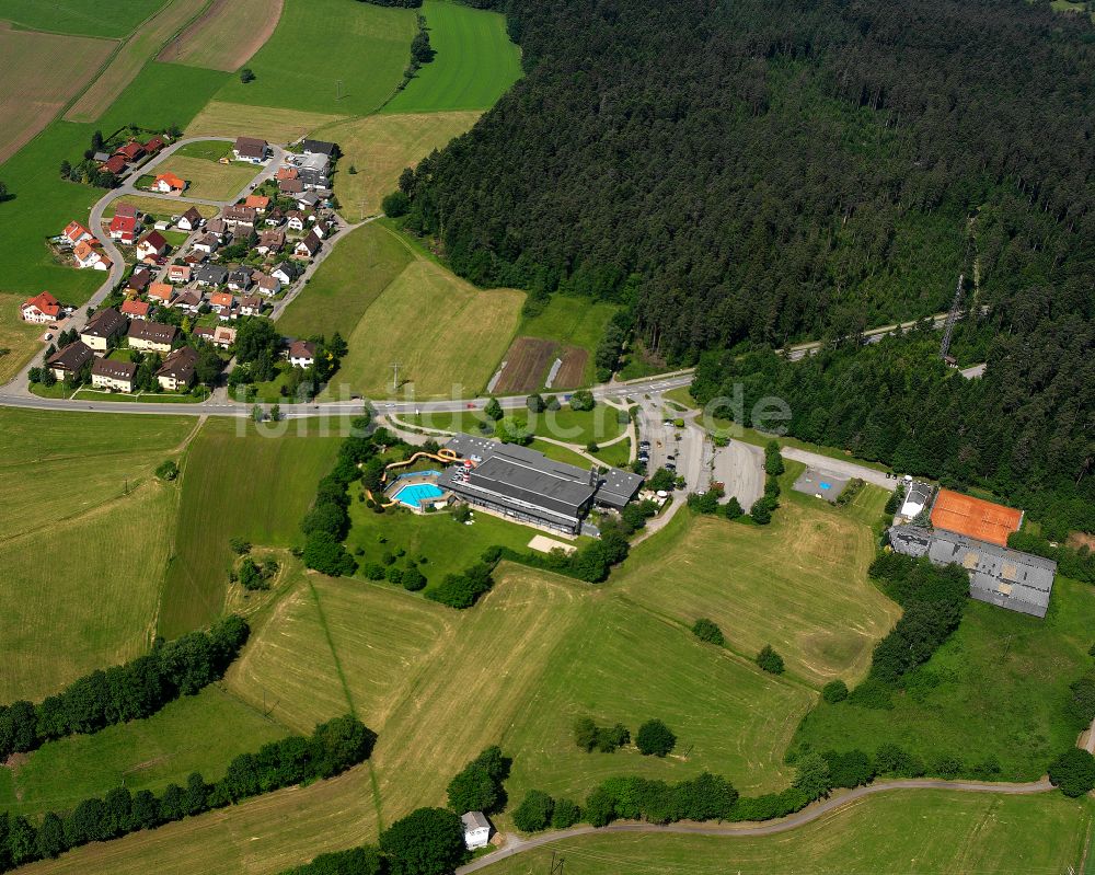 Schömberg aus der Vogelperspektive: Dorfkern am Feldrand in Schömberg im Bundesland Baden-Württemberg, Deutschland