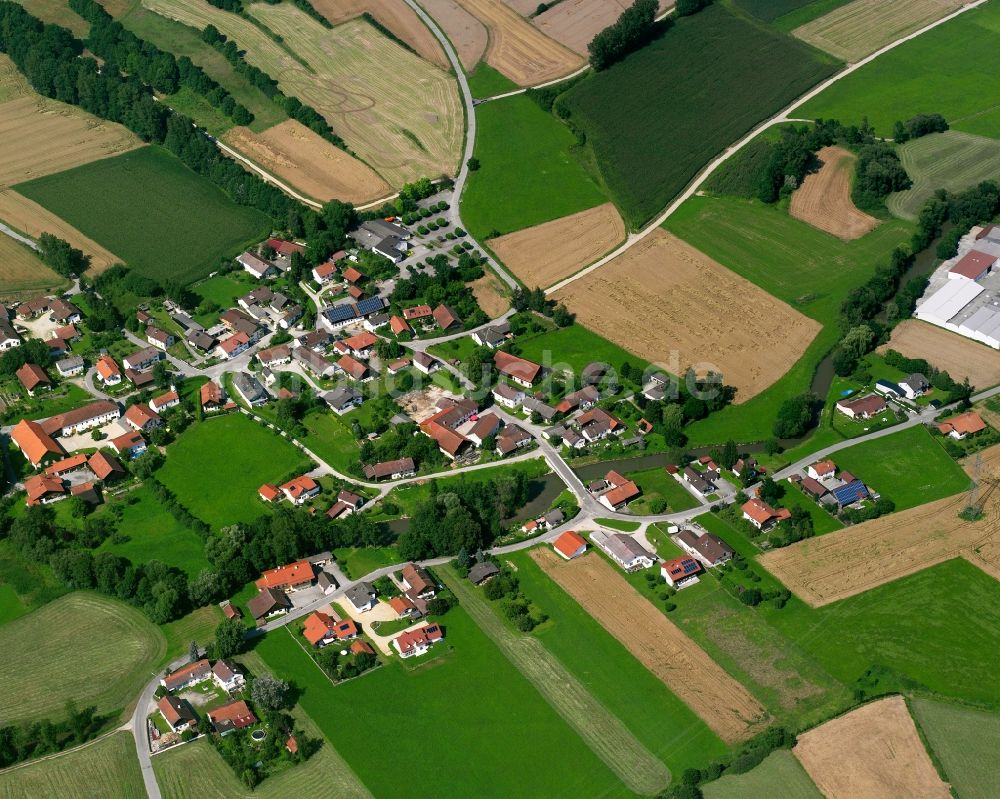 Schmiedorf von oben - Dorfkern am Feldrand in Schmiedorf im Bundesland Bayern, Deutschland