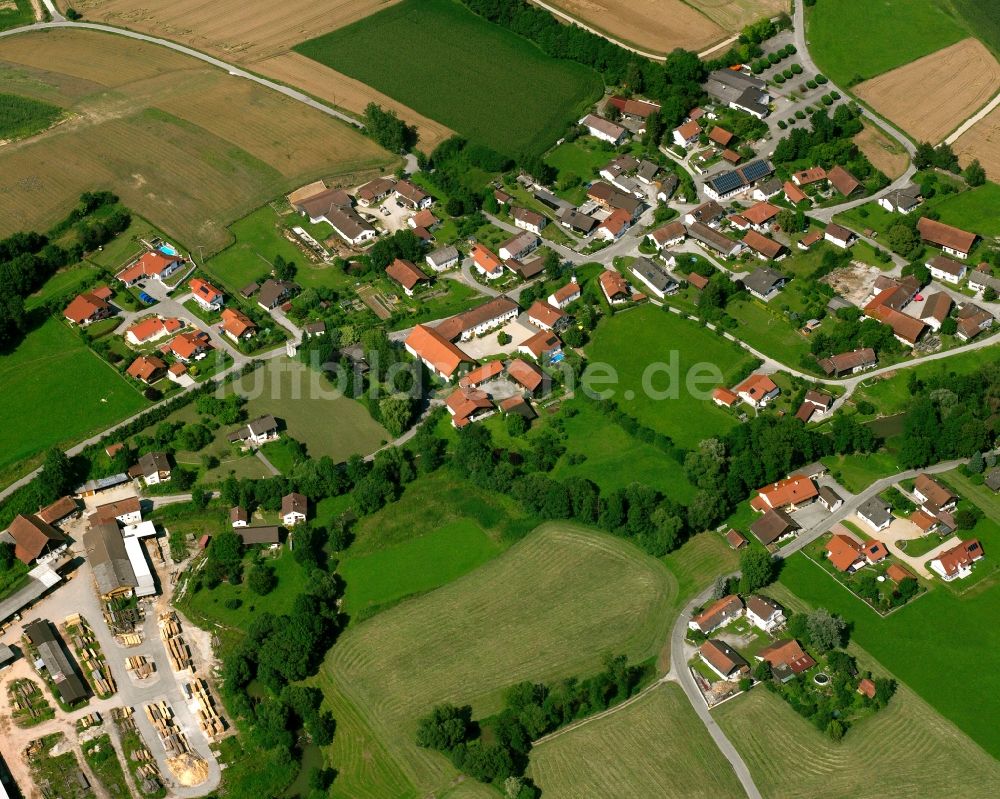 Schmiedorf aus der Vogelperspektive: Dorfkern am Feldrand in Schmiedorf im Bundesland Bayern, Deutschland