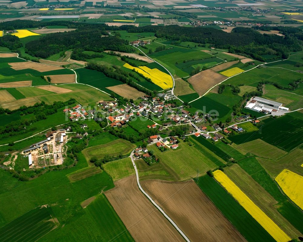 Schmiedorf von oben - Dorfkern am Feldrand in Schmiedorf im Bundesland Bayern, Deutschland