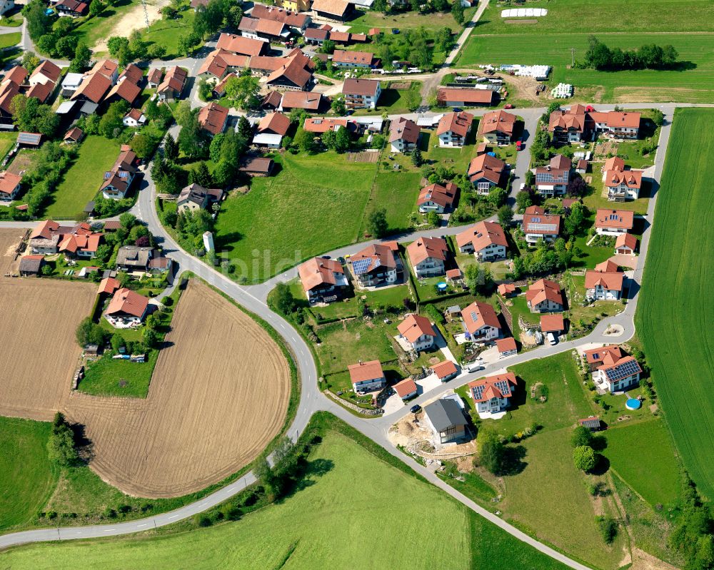 Schönanger aus der Vogelperspektive: Dorfkern am Feldrand in Schönanger im Bundesland Bayern, Deutschland