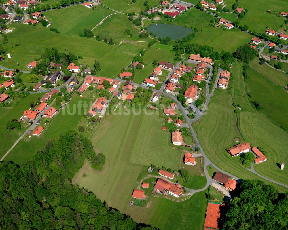 Schönanger aus der Vogelperspektive: Dorfkern am Feldrand in Schönanger im Bundesland Bayern, Deutschland