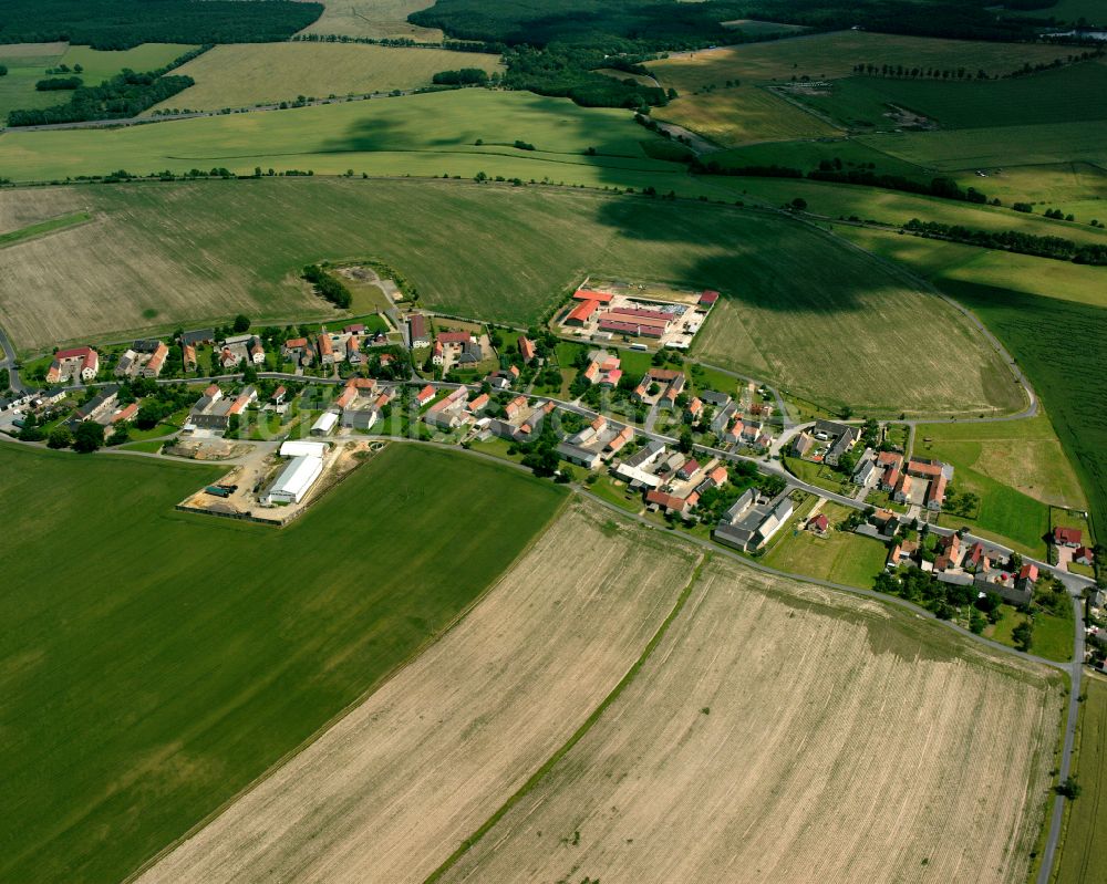 Schönborn aus der Vogelperspektive: Dorfkern am Feldrand in Schönborn im Bundesland Sachsen, Deutschland