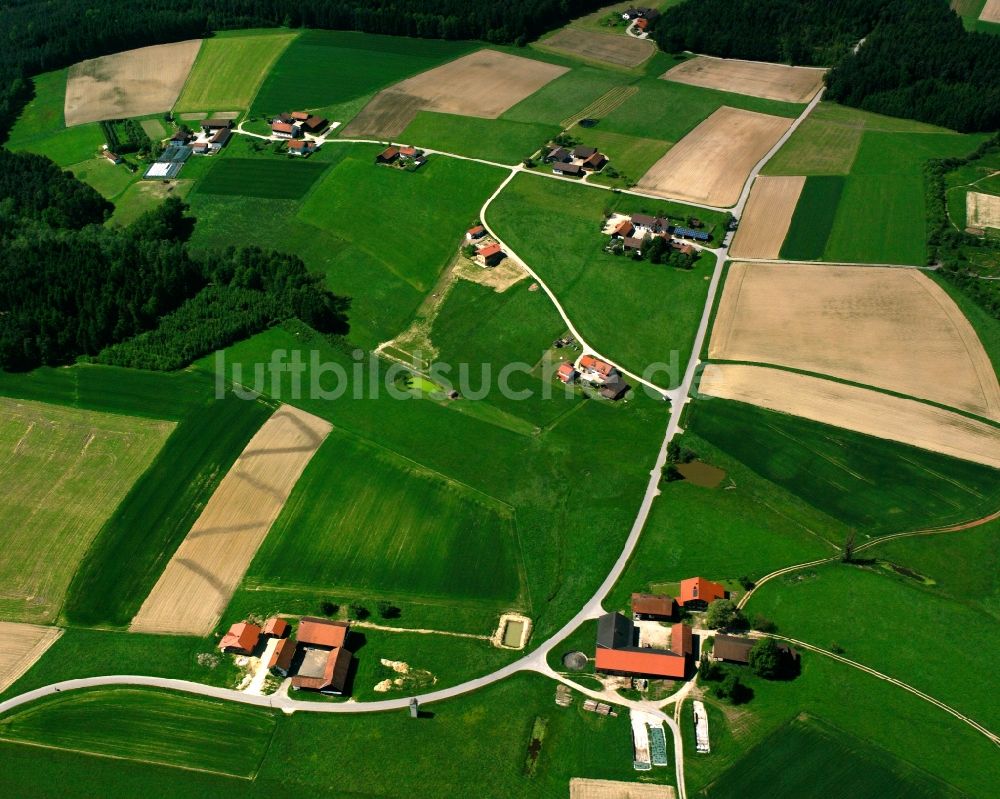 Schneeharding aus der Vogelperspektive: Dorfkern am Feldrand in Schneeharding im Bundesland Bayern, Deutschland