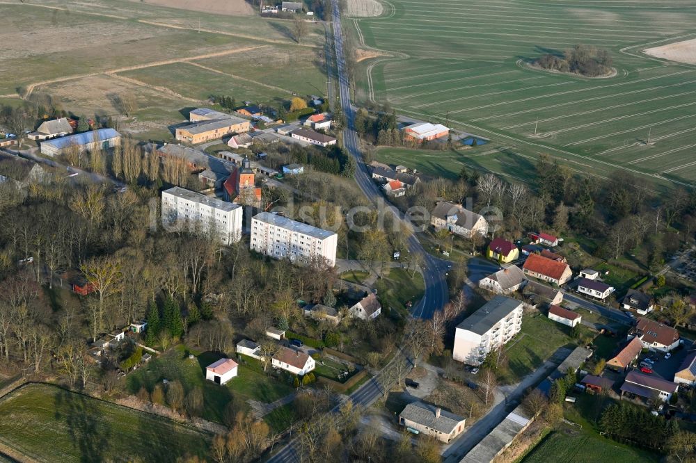 Schönermark aus der Vogelperspektive: Dorfkern am Feldrand in Schönermark im Bundesland Brandenburg, Deutschland