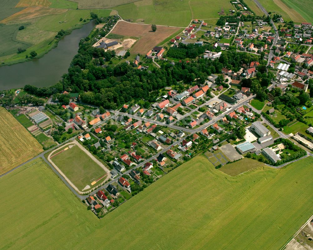 Schönfeld von oben - Dorfkern am Feldrand in Schönfeld im Bundesland Sachsen, Deutschland