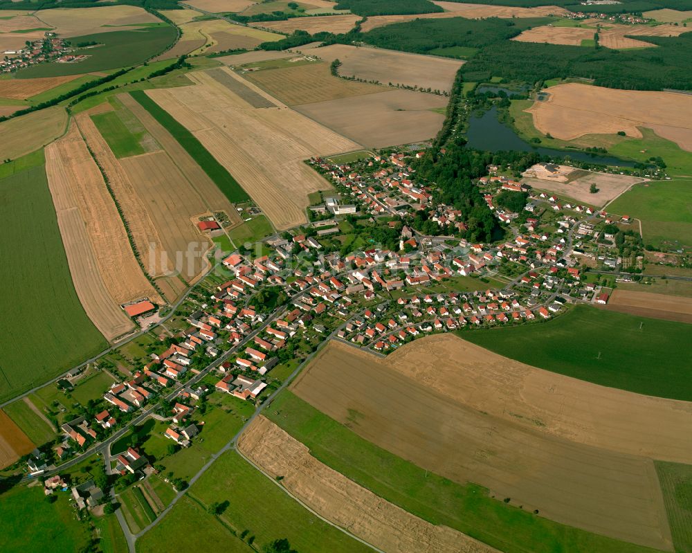 Schönfeld von oben - Dorfkern am Feldrand in Schönfeld im Bundesland Sachsen, Deutschland