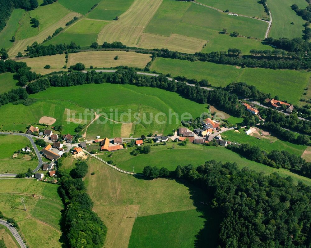 Schönnen von oben - Dorfkern am Feldrand in Schönnen im Bundesland Hessen, Deutschland